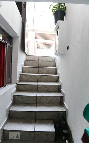 Casa à venda com 50m², 2 quartos e 1 vaga Casa à venda com 50m², 2 quartos e 1 vagaEscada