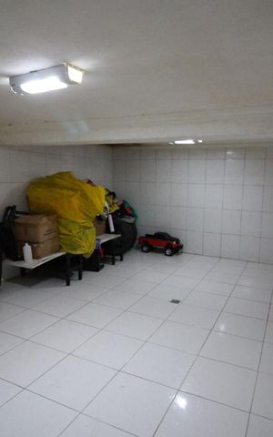Casa à venda com 300m², 3 quartos e 6 vagasAdega