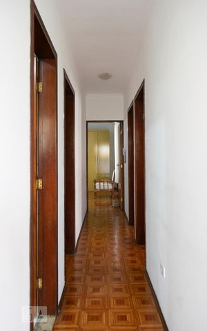 Casa à venda com 487m², 4 quartos e 5 vagas Casa à venda com 487m², 4 quartos e 5 vagasCORREDOR QUARTOS