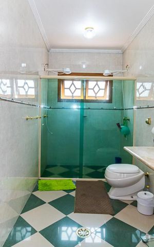 Casa à venda com 340m², 4 quartos e 6 vagas Casa à venda com 340m², 4 quartos e 6 vagasBanheiro da Suíte