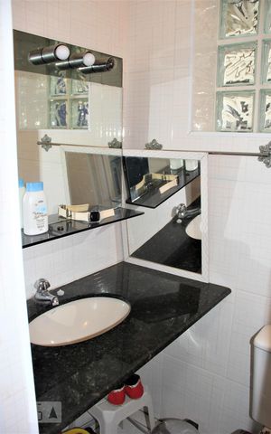 Casa à venda com 304m², 5 quartos e 4 vagasBanheiro 2