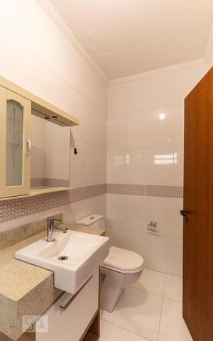 Casa à venda com 350m², 4 quartos e 4 vagasBanheiro da Suíte 2