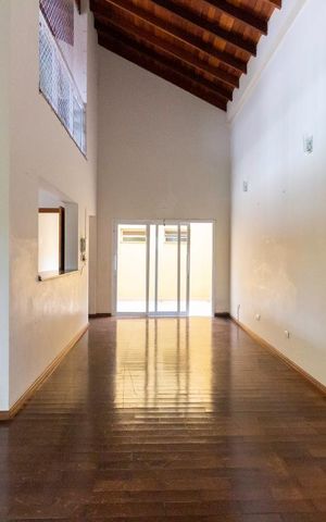 Casa à venda com 350m², 4 quartos e 4 vagasSala