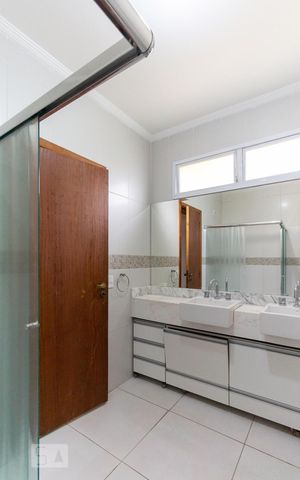 Casa à venda com 350m², 4 quartos e 4 vagasBanheiro da Suíte 3