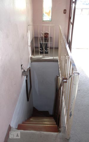 Casa à venda com 498m², 3 quartos e 2 vagas Casa à venda com 498m², 3 quartos e 2 vagasEscadas para Piso Superior
