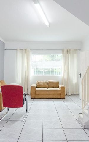 Casa à venda com 219m², 3 quartos e 4 vagas Casa à venda com 219m², 3 quartos e 4 vagasSala