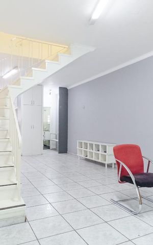 Casa à venda com 219m², 3 quartos e 4 vagas Casa à venda com 219m², 3 quartos e 4 vagasSala