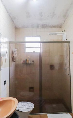Casa à venda com 500m², 3 quartos e 2 vagas Casa à venda com 500m², 3 quartos e 2 vagasBanheiro