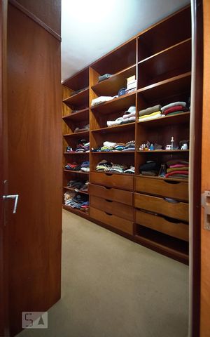 Casa para alugar com 500m², 5 quartos e 3 vagasCloset da suíte