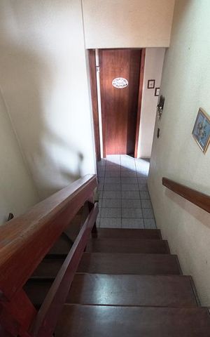 Casa para alugar com 500m², 5 quartos e 3 vagasEscada