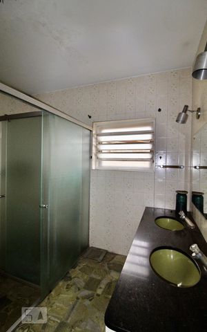 Casa à venda com 1250m², 4 quartos e 4 vagas Casa à venda com 1250m², 4 quartos e 4 vagasBanheiro da Suíte