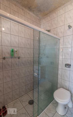Casa à venda com 250m², 4 quartos e 2 vagas Casa à venda com 250m², 4 quartos e 2 vagasBanheiro