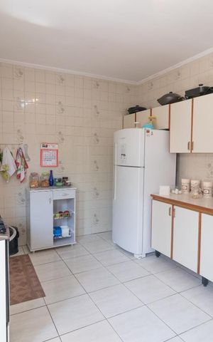 Casa à venda com 250m², 4 quartos e 2 vagas Casa à venda com 250m², 4 quartos e 2 vagasCozinha