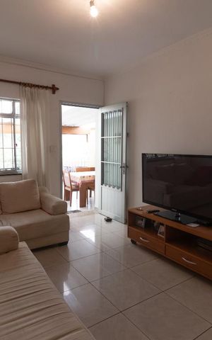 Casa à venda com 250m², 4 quartos e 2 vagas Casa à venda com 250m², 4 quartos e 2 vagasSala