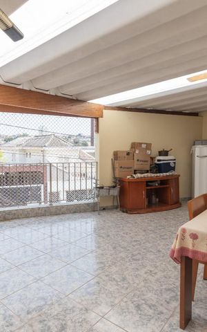 Casa à venda com 250m², 4 quartos e 2 vagas Casa à venda com 250m², 4 quartos e 2 vagasVaranda