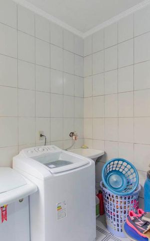 Casa à venda com 100m², 3 quartos e 2 vagas Casa à venda com 100m², 3 quartos e 2 vagasÁrea de Serviço