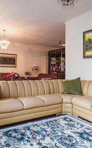 Casa à venda com 470m², 4 quartos e 6 vagas Casa à venda com 470m², 4 quartos e 6 vagasSala