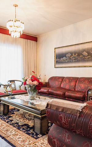 Casa à venda com 470m², 4 quartos e 6 vagas Casa à venda com 470m², 4 quartos e 6 vagasSala