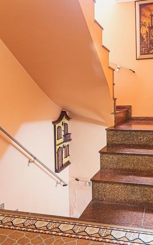 Casa à venda com 470m², 4 quartos e 6 vagas Casa à venda com 470m², 4 quartos e 6 vagasEscada