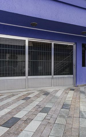 Casa à venda com 470m², 4 quartos e 6 vagas Casa à venda com 470m², 4 quartos e 6 vagasGaragem