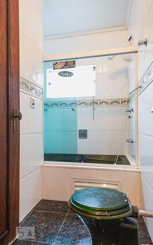 Casa à venda com 470m², 4 quartos e 6 vagas Casa à venda com 470m², 4 quartos e 6 vagasBanheiro da Suíte 2
