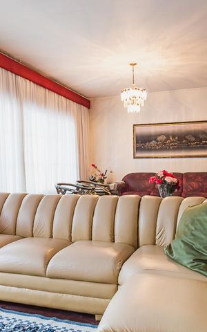 Casa à venda com 470m², 4 quartos e 6 vagas Casa à venda com 470m², 4 quartos e 6 vagasSala