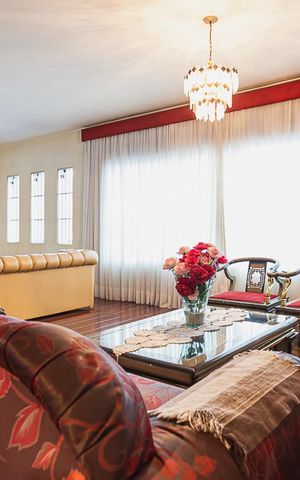 Casa à venda com 470m², 4 quartos e 6 vagas Casa à venda com 470m², 4 quartos e 6 vagasSala