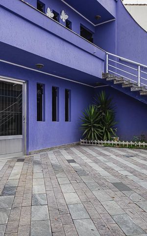 Casa à venda com 470m², 4 quartos e 6 vagas Casa à venda com 470m², 4 quartos e 6 vagasFachada