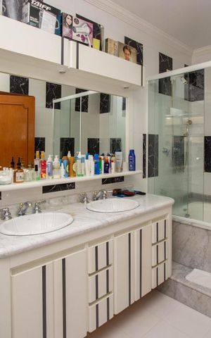 Casa para alugar com 540m², 5 quartos e 6 vagas Casa para alugar com 540m², 5 quartos e 6 vagasBanheiro 1