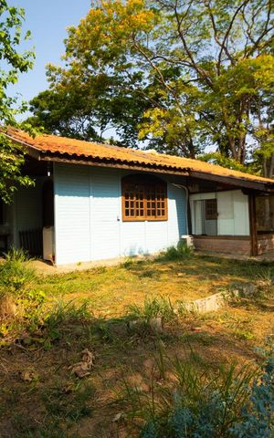 Casa à venda com 140m², 2 quartos e 20 vagas Casa à venda com 140m², 2 quartos e 20 vagasFacada
