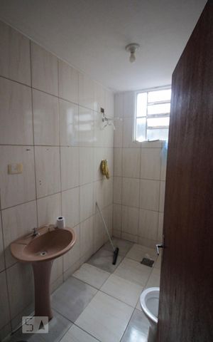 Casa à venda com 70m², 2 quartos e sem vaga Casa à venda com 70m², 2 quartos e sem vagaBanheiro