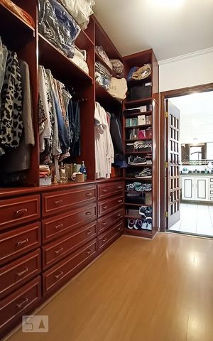 Casa de condomínio à venda com 420m², 4 quartos e 4 vagas Casa de condomínio à venda com 420m², 4 quartos e 4 vagasCloset da suíte 4