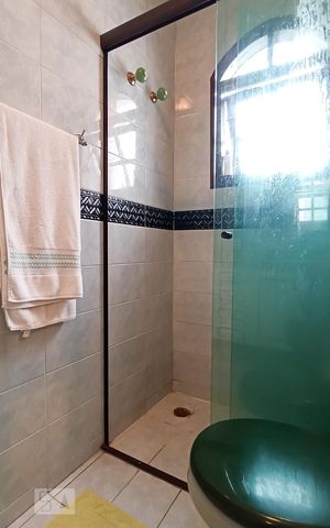 Casa de condomínio à venda com 420m², 4 quartos e 4 vagas Casa de condomínio à venda com 420m², 4 quartos e 4 vagasBanheiro da suíte 1