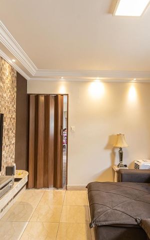 Casa à venda com 220m², 5 quartos e 2 vagasSala