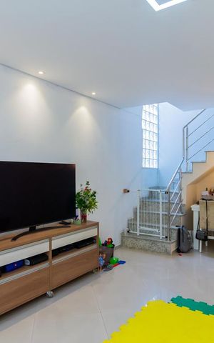 Casa à venda com 130m², 3 quartos e 2 vagas Casa à venda com 130m², 3 quartos e 2 vagasSala