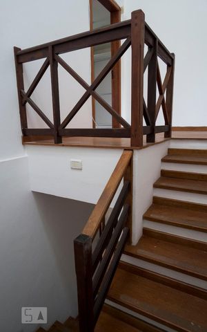 Casa à venda com 220m², 3 quartos e 3 vagasEscada