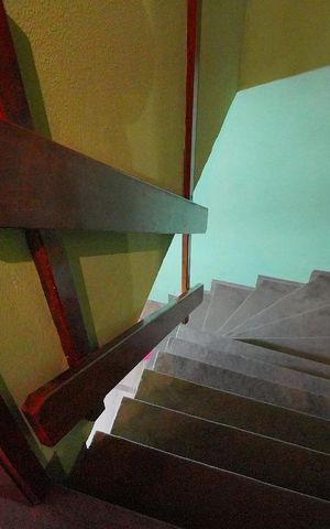 Casa de condomínio à venda com 82m², 2 quartos e 1 vagaEscada para dormitórios