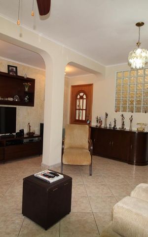 Casa à venda com 172m², 3 quartos e 2 vagasSala