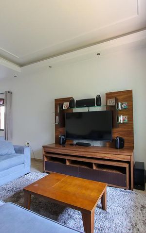 Casa à venda com 384m², 4 quartos e 6 vagas Casa à venda com 384m², 4 quartos e 6 vagasSala