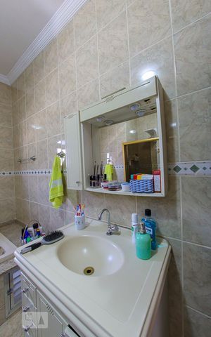 Casa à venda com 384m², 4 quartos e 6 vagas Casa à venda com 384m², 4 quartos e 6 vagasBanheiro da Suite