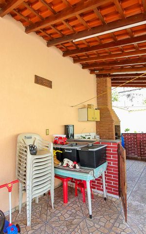 Casa à venda com 384m², 4 quartos e 6 vagas Casa à venda com 384m², 4 quartos e 6 vagasQuintal