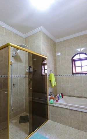 Casa à venda com 384m², 4 quartos e 6 vagas Casa à venda com 384m², 4 quartos e 6 vagasBanheiro da Suite