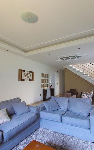 Casa à venda com 384m², 4 quartos e 6 vagas Casa à venda com 384m², 4 quartos e 6 vagasSala