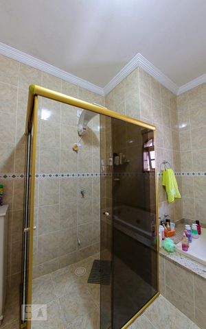 Casa à venda com 384m², 4 quartos e 6 vagas Casa à venda com 384m², 4 quartos e 6 vagasBanheiro da Suite