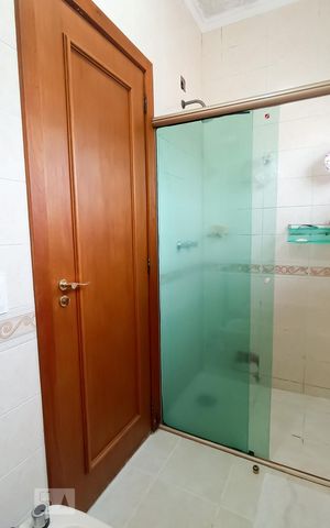 Casa de condomínio à venda com 322m², 4 quartos e 4 vagas Casa de condomínio à venda com 322m², 4 quartos e 4 vagasBanheiro suíte master