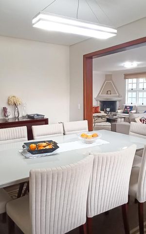 Casa de condomínio à venda com 322m², 4 quartos e 4 vagas Casa de condomínio à venda com 322m², 4 quartos e 4 vagasSala de jantar