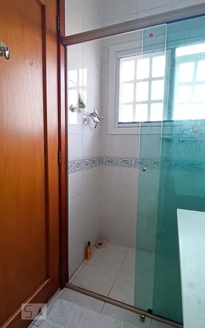 Casa de condomínio à venda com 322m², 4 quartos e 4 vagas Casa de condomínio à venda com 322m², 4 quartos e 4 vagasBanheiro da suíte