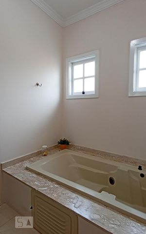 Casa de condomínio à venda com 322m², 4 quartos e 4 vagas Casa de condomínio à venda com 322m², 4 quartos e 4 vagasBanheiro suíte master