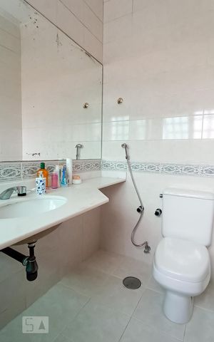 Casa de condomínio à venda com 322m², 4 quartos e 4 vagas Casa de condomínio à venda com 322m², 4 quartos e 4 vagasBanheiro da suíte
