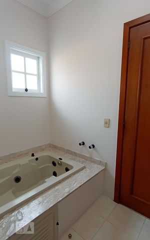 Casa de condomínio à venda com 322m², 4 quartos e 4 vagas Casa de condomínio à venda com 322m², 4 quartos e 4 vagasBanheiro suíte master